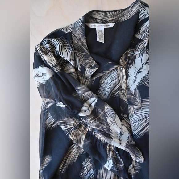Diane Von Furstenberg 3/4 Sleeve Romantic Button Down Pattern Silk Blouse Size 4 - Picture 4 of 8